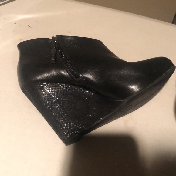 Guess black booties with snake print on the heel. - Picture 3 of 9